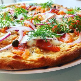 smoked salmon pizza with dill, red onions and capers