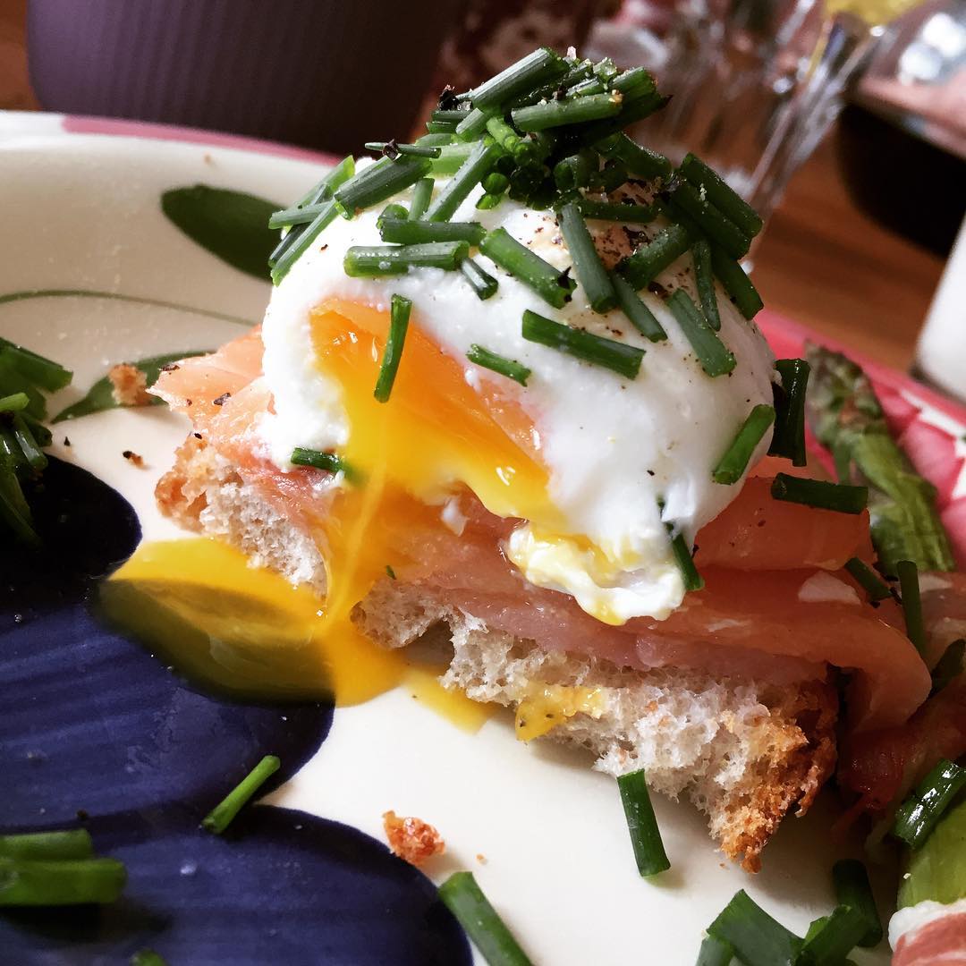 Smoked Salmon Eggs Benedict - Damn Delicious